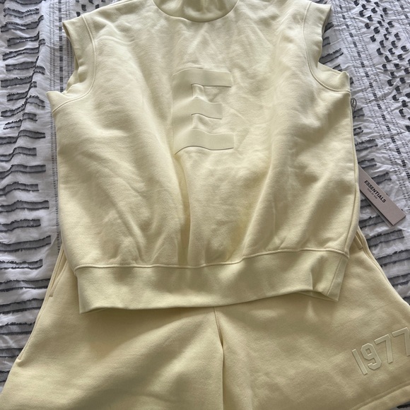 Essentials vest - Picture 2 of 6